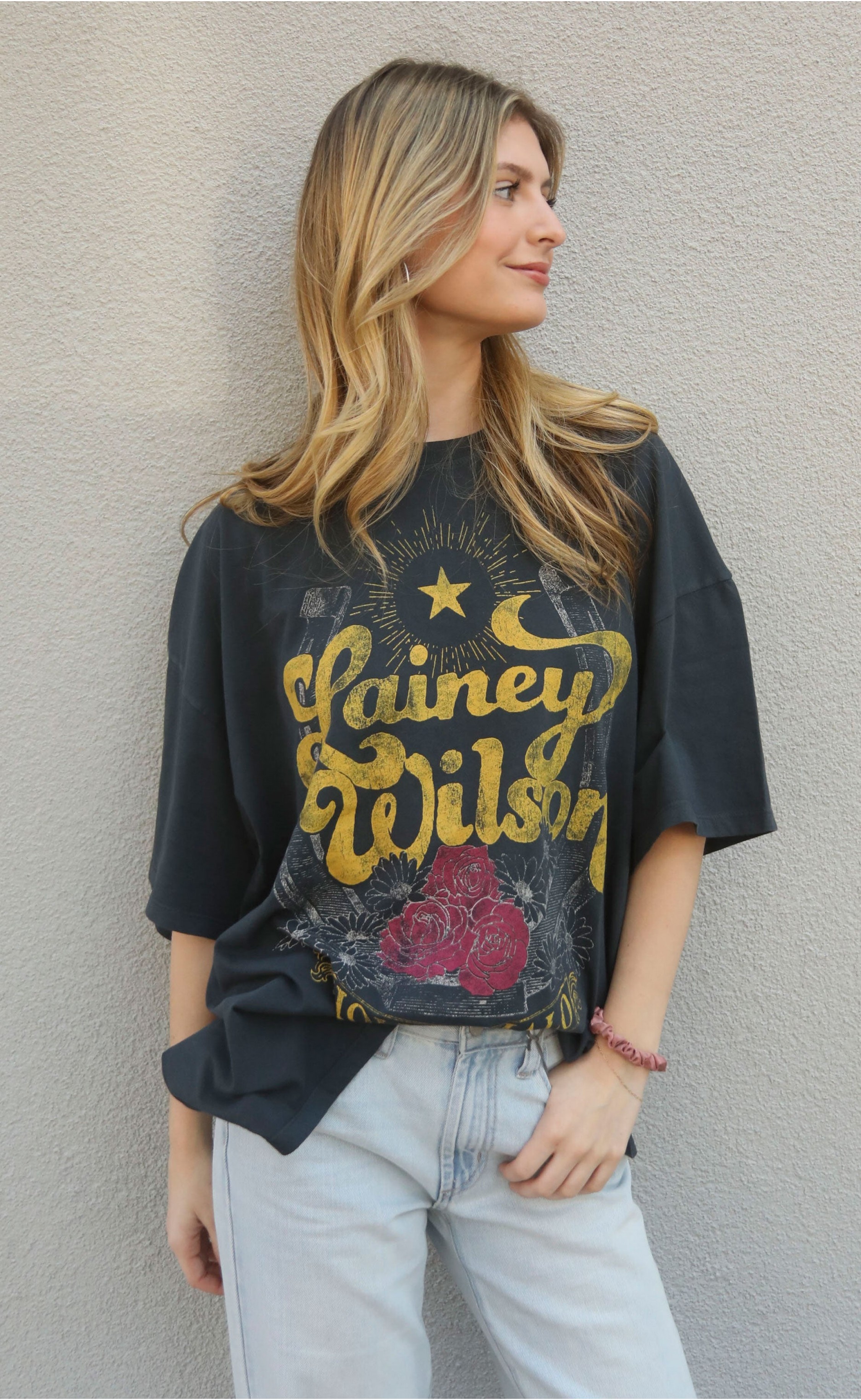 Lainey Wilson Fan Tee – “Hold My Halo” Design, Perfect for Concerts and Everyday Wear