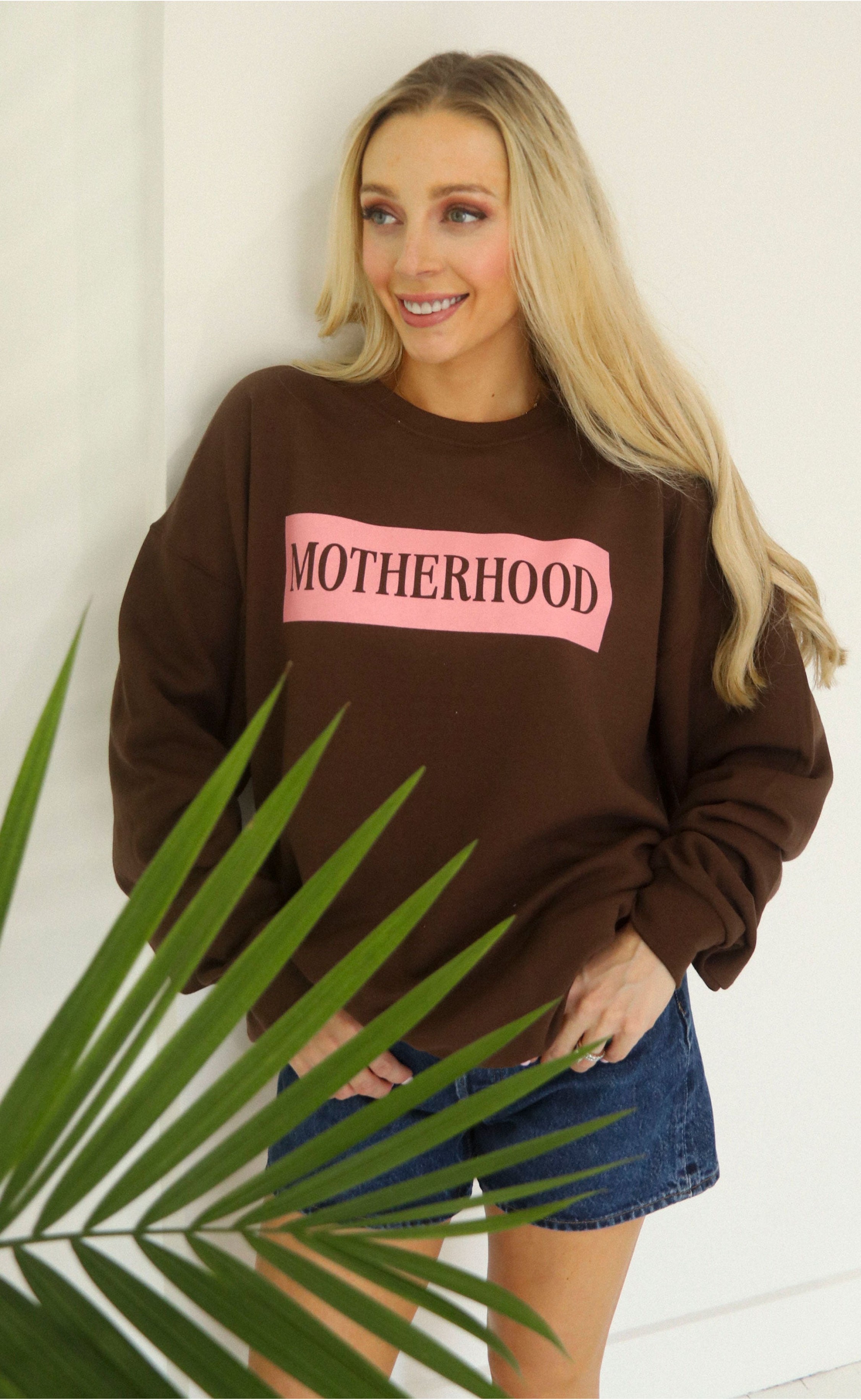 Brown Motherhood Sweatshirt – Comfortable Crewneck for Proud Moms